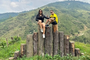 Una pareja comparte un momento especial en el mirador, disfrutando de vistas panorámicas y el amor en el aire.